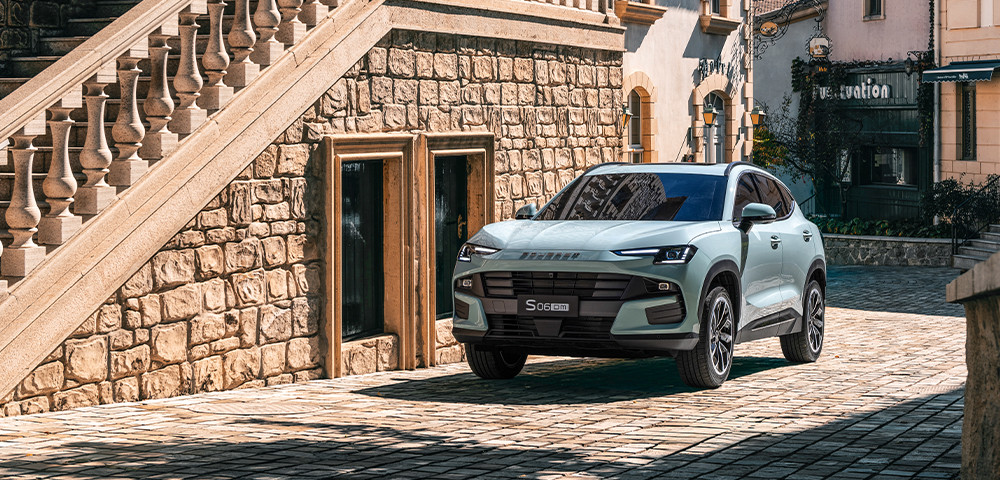 Electric vs Hybrid Cars in the UAE: A 2025 Comparison Guide